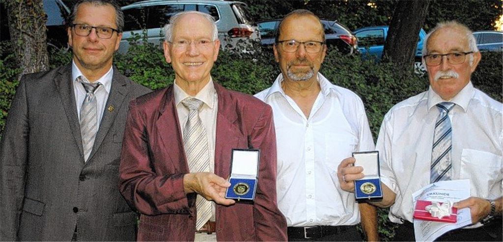 Bürgermeister zeichnet drei Stadträte aus