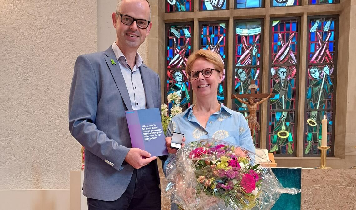 Hohe Auszeichnung für Claudia Kaufmann: Christoph Zastrow überreicht ihr das Kronenkreuz in Gold der Diakonie. Foto: privat