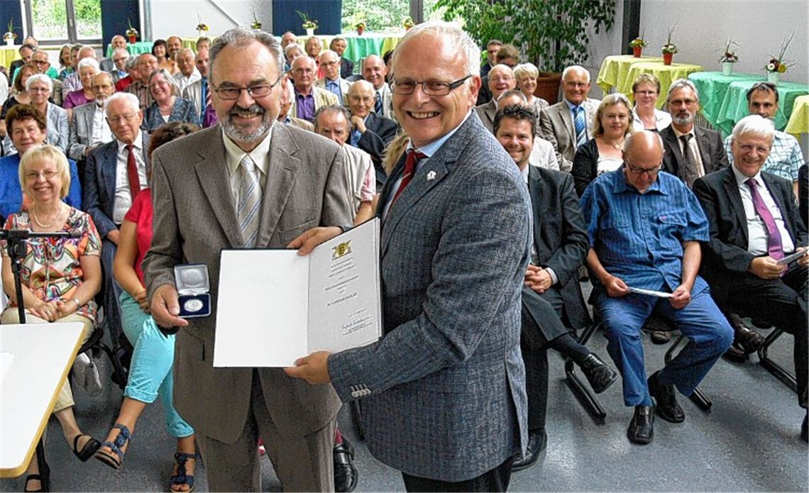 Hohe Auszeichnung für Gerhard Schollenberger: Landrat Karl Röckinger überreicht an den Sternenfelser die Stauffermedaille in Silber und die Urkunde des Ministerpräsidenten.