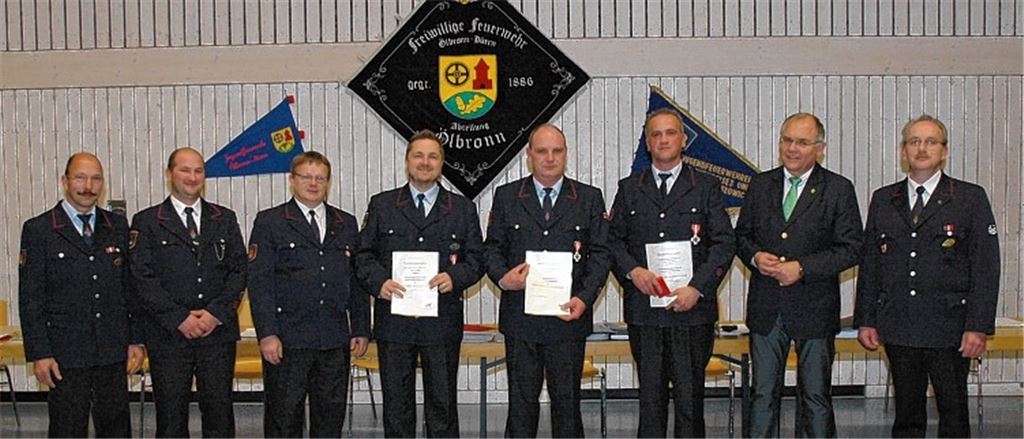 Hohe Auszeichnungen bei der Feuerwehr Ölbronn-Dürrn (v. li.): die Abteilungskommandanten Wolfgang Albrecht (Dürrn) und Dominik Golderer (Ölbronn), Gesamtkommandant Jürgen Braun, die verdienten Feuerwehrleute Markus Öchsle, Alexander Veit und Marcus Bäuerle, Bürgermeister Norbert Holme und der stellvertretende Kreisbrandmeister Manfred Wankmüller.