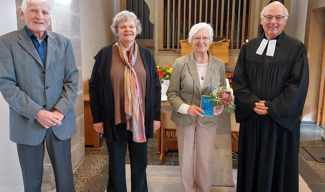 Hohe Ehrung für Kirchenchor-Sängerin Lisa Merkle (v. li.): Vorstand Günter Schlecht, Chorleiterin Kerstin Brodbeck, die Jubilarin und Dekan i. R. Hartmut Leins. Foto: privat