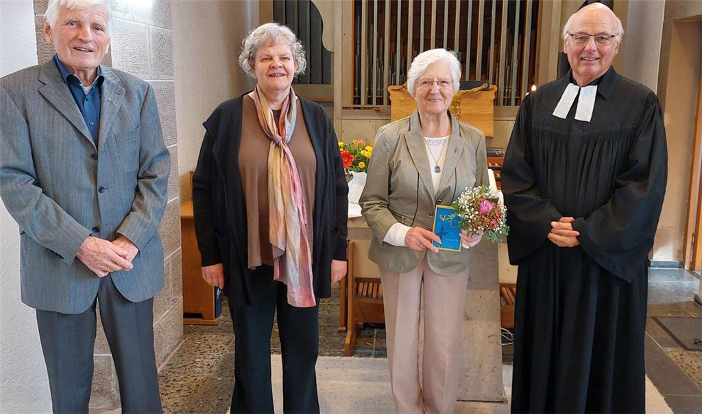 Hohe Ehrung für Kirchenchor-Sängerin Lisa Merkle (v. li.): Vorstand Günter Schlecht, Chorleiterin Kerstin Brodbeck, die Jubilarin und Dekan i. R. Hartmut Leins. Foto: privat