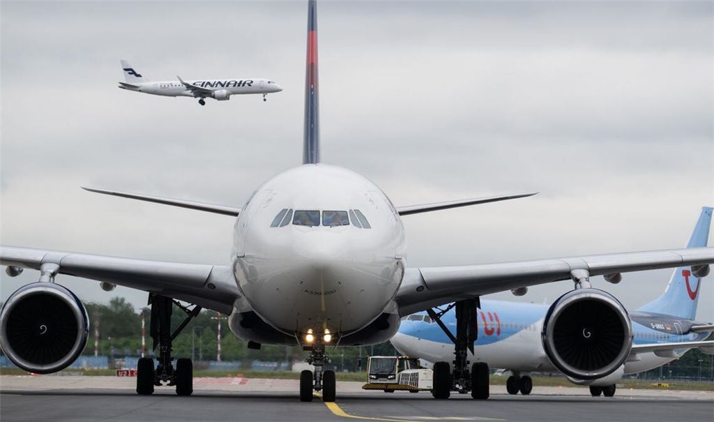 Hohe Kerosinpreise sind laut EU-Kommission kein außergewöhnlicher Umstand: Fluggäste müssen bei Flugstreichungen entschädigt werden.