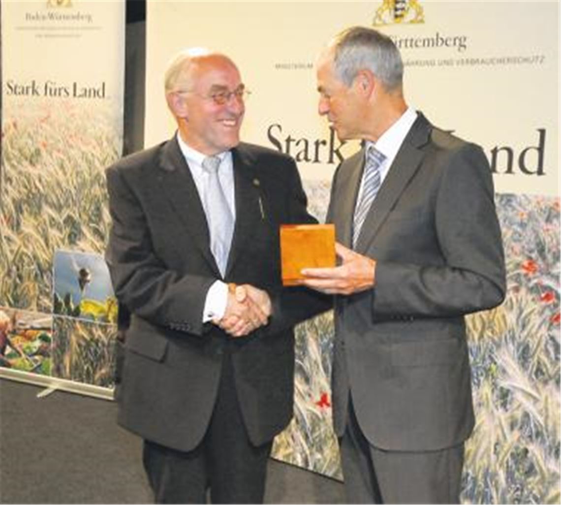 Hohe und zugleich seltene Ehrung für den Sternenfelser-Alt-Schultes Helmut Wagner (li.): Vom amtierenden Agrar-Minister Rudolf Köberle erhält er die Gerhard-Weiser-Medaille. Foto: Kollros