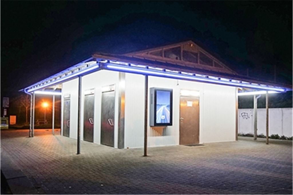 HohenBesuch gabe es bei der Vorstellung des neuen Konzepts an der Anlage Höllberg bei Heimsheim: Stephan Krenz, Vorsitzender der Geschäftsführung der Autobahn GmbH (2.v.re.), und die Direktorin der Niederlassung Südwest der Autobahn GmbH, Christine Baur-Fewson, lassen sich die Neuerungen zeigen. Fotos: Friedrich