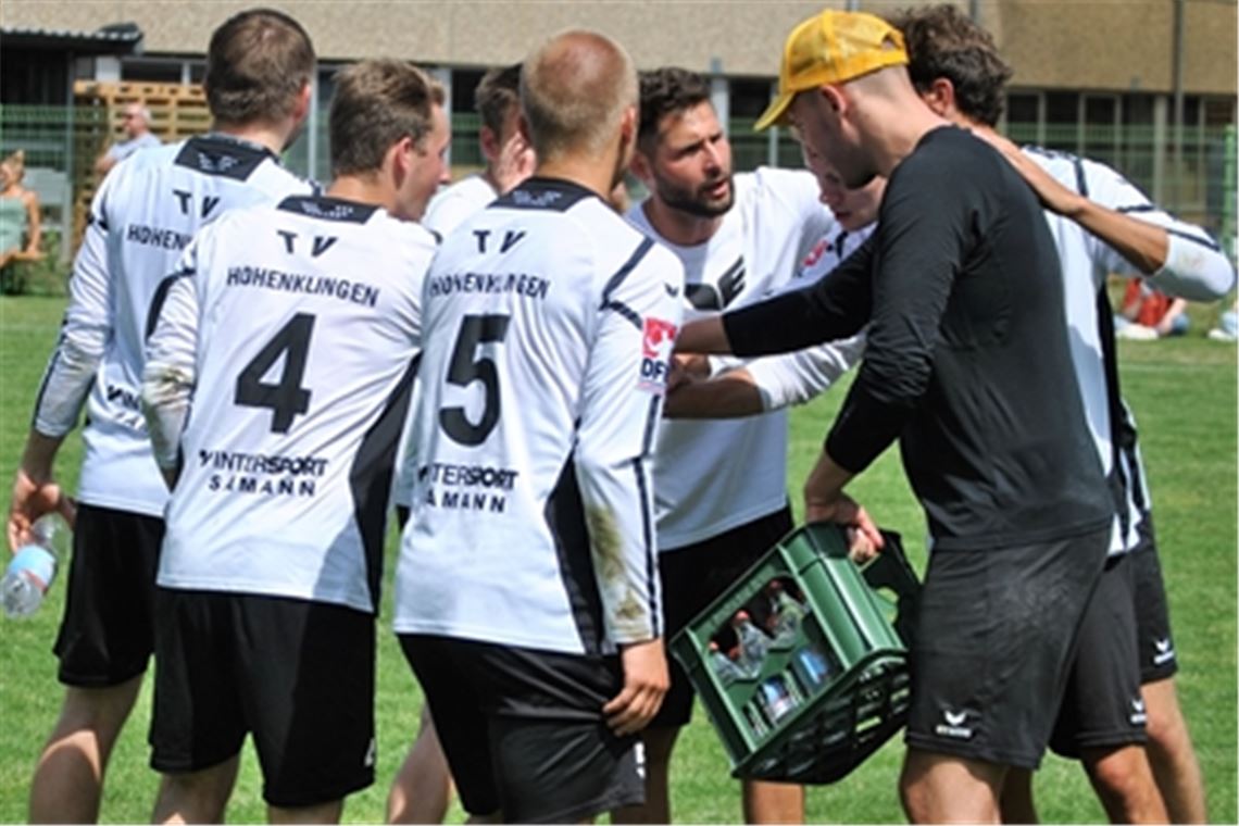 Hohenklingens Kapitän Marco Kühner (Mitte) motiviert in der Pause die Mannschaft. Foto: Haller