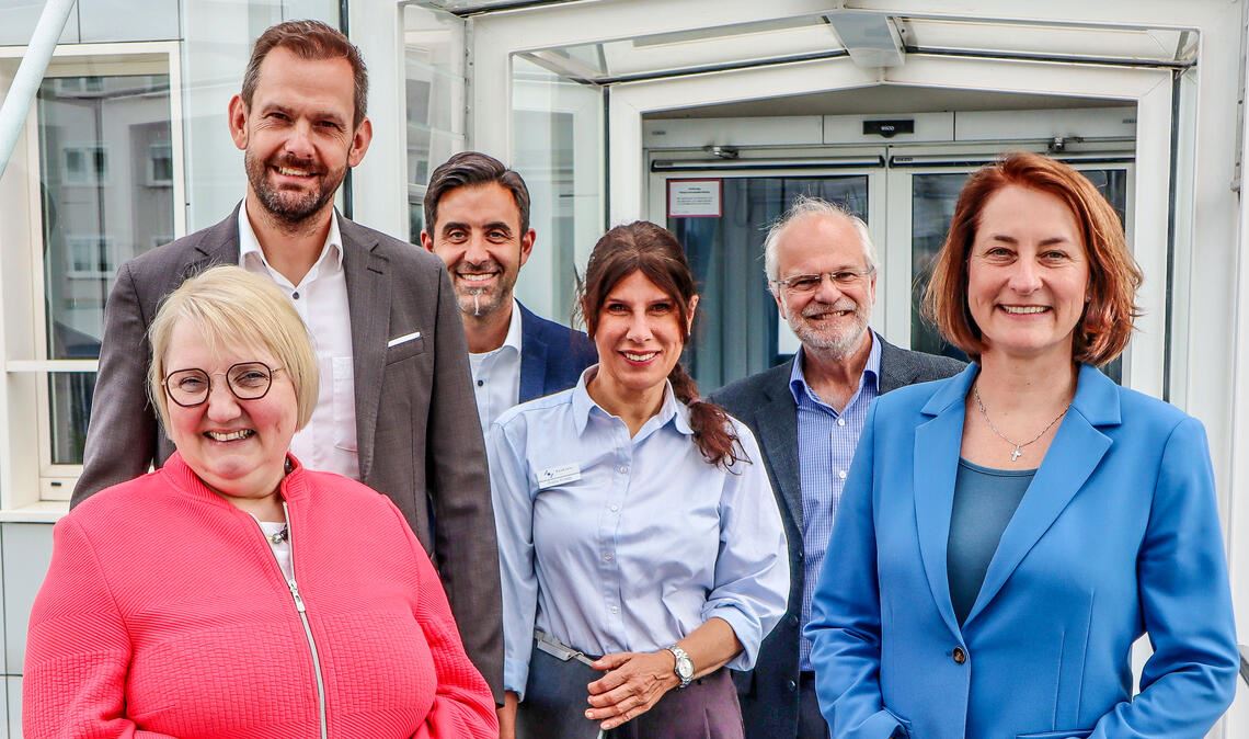 Hoher Besuch aus Berlin im Jobcenter: Die Staatssekretärinnen Leonie Gebers (rechts) und Katja Mast (links) mit (von rechts) Jobcenter-Leiter Hartmut Schölch, Sozialdezernentin Katja Kreeb, Christian Fuchs (Jobcenter) und Landrat Bastian Rosenau. Foto: Enzkreis/Hörstmann