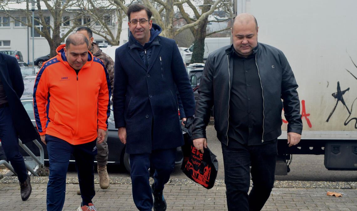 Hoher Besuch in Mühlacker: Der türkische Generalkonsul Mahmut Niyazi Sezgin wird von Recep Coskun (re.) und Sami Havcarci (li.) in die Halle begleitet. 