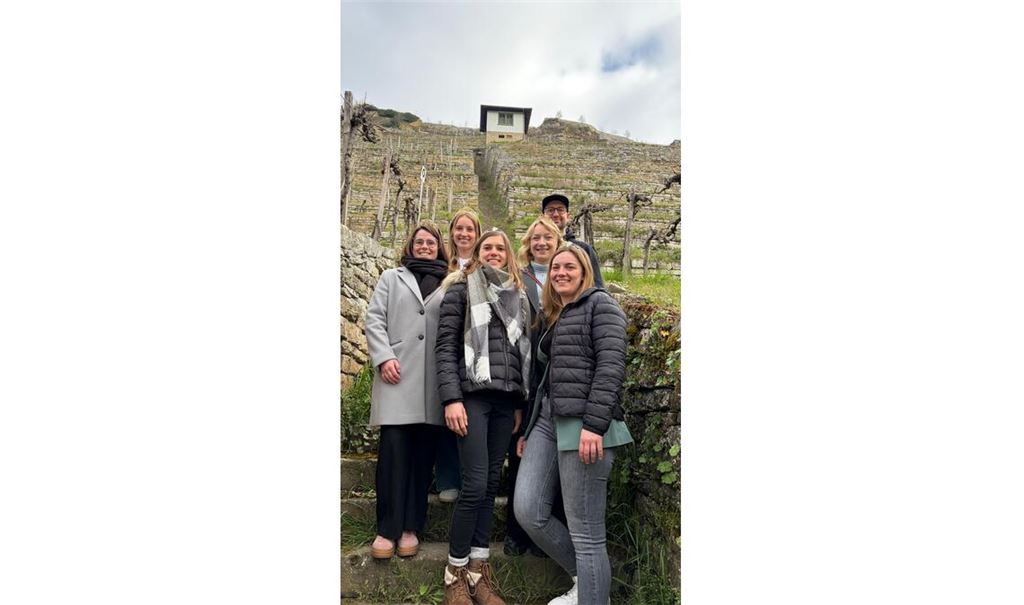 Hoher Besuch in den Steillagenterrassen der Lemberland Kellerei über dem Roßwager Enztal. Foto: Weinbauverband Württemberg