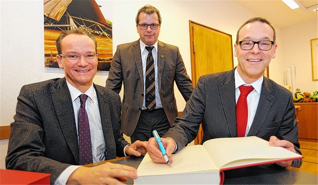 Hoher Gast in Maulbronn: Im Beisein von Bürgermeister Andreas Felchle (Mitte) und dem Bundestagsabgeordneten Gunther Krichbaum (li.) trägt sich der britische Botschafter Sir Simon McDonald in das Goldene Buch der Stadt Maulbronn ein.Foto: Fotomoment