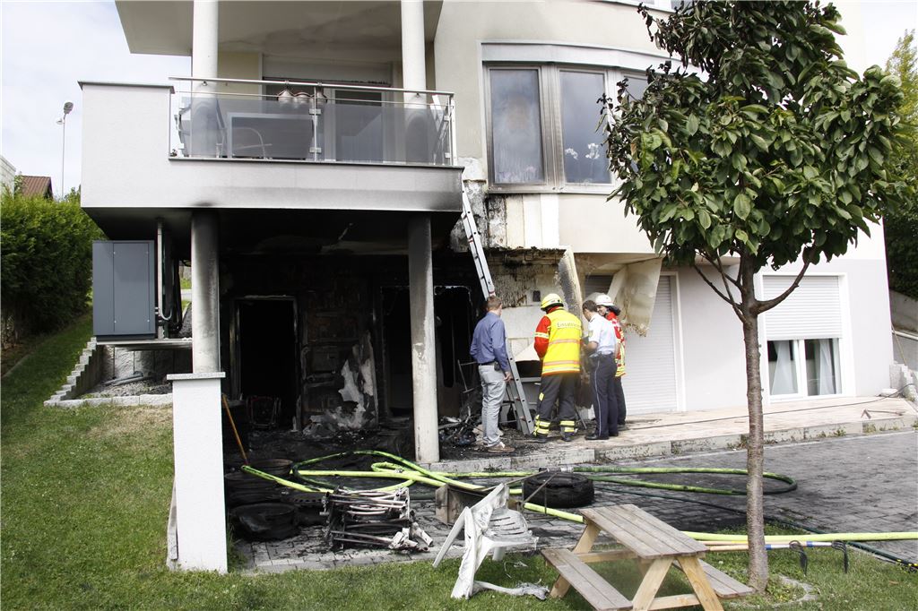 Oeschelbronn: Reifen fangen feuer und greifen auf Haus ueber - Keine Verletzte