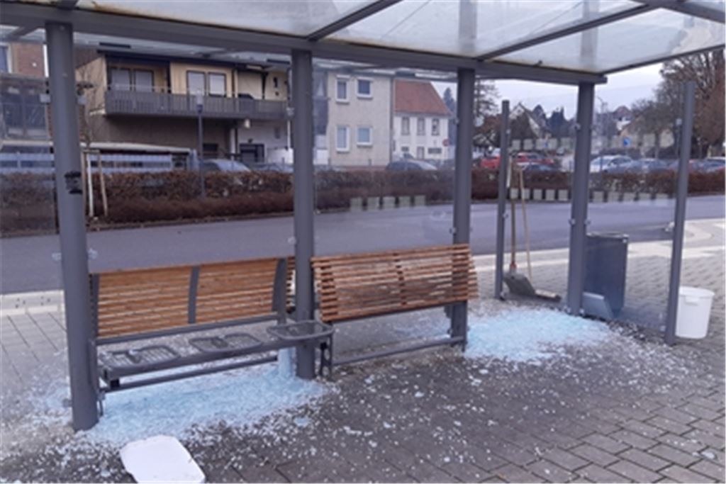 Hoher Schaden: Unbekannte zerstören Glasscheiben am Knittlinger Busbahnhof. Foto: privat