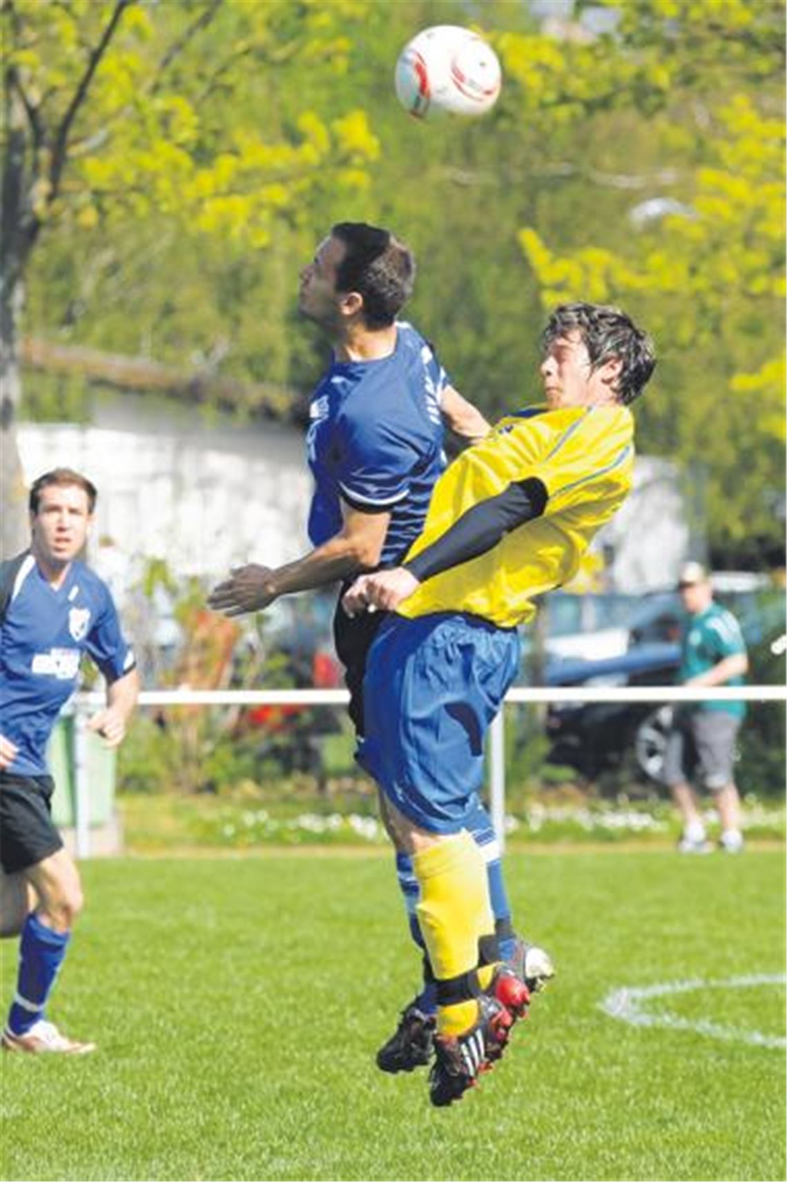 Hohes Niveau: Phönix Lomersheim (in Gelb) bezwingt den Tabellenführer. Foto: Fotomoment
