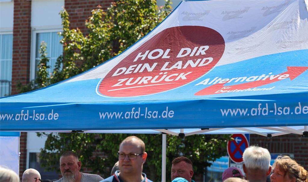"Hol dir dein Land zurück", steht auf dem Schirm am Stand. Auf den Straßen in Sachsen-Anhalt hat die AfD inzwischen eine Menge Land erobert.