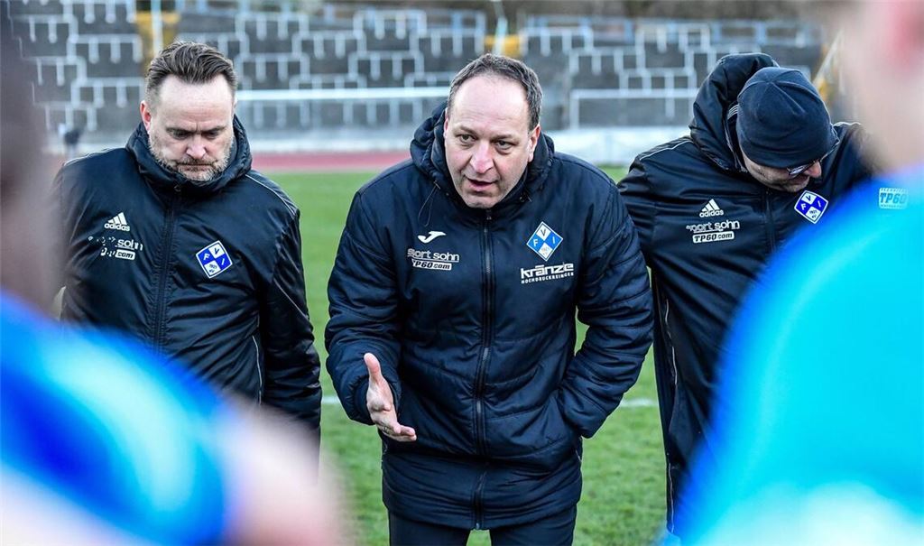 Holger Bachthaler (Mi.) arbeitet seit Oktober 2022 zum zweiten Mal für den  FV Illertissen.