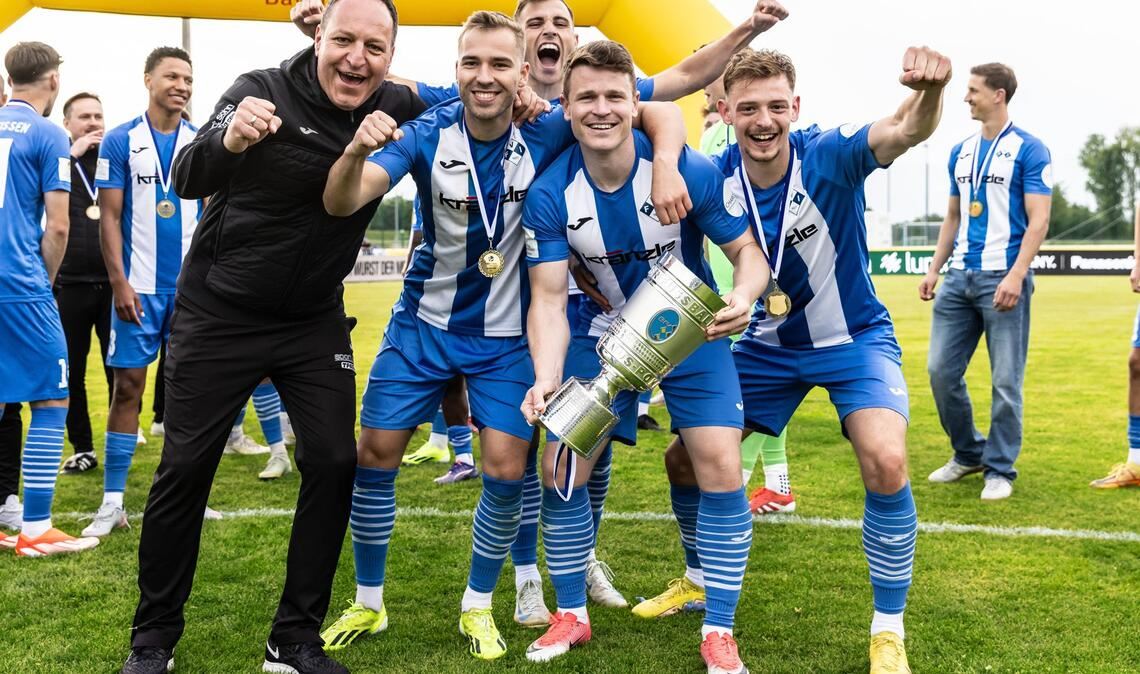 Holger Bachthaler jubelt beim Gewinn des Bayrischen Verbandspokals 2025 mit dem FV Illertissen mit seinen Spielern, darunter Ex-Kickers-Stürmer Tobias Rühle (2. v. re.).