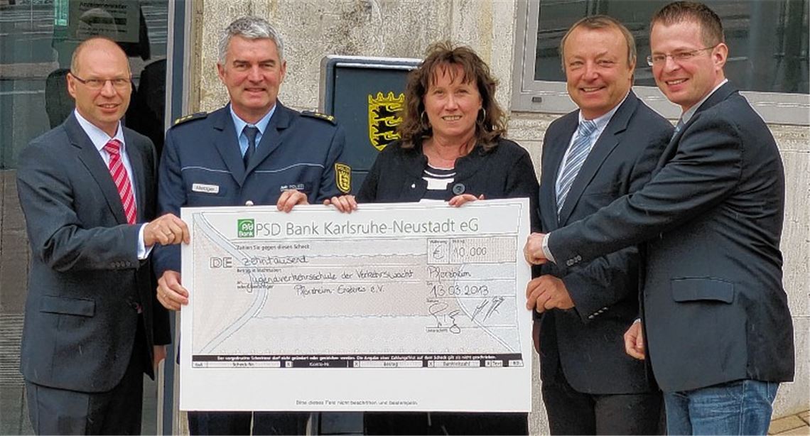 Holger Morlock (li.) und Bernhard Slavetinsky (2.v.re.) von der PSD-Bank überreichen einen Scheck für die Jugendverkehrsschule an Polizeichef Burkhard Metzger (2.v.li.) und Verkehrswacht-Vorsitzende Daniela Vogel. Mit ihnen freut sich Oliver Müller von der Enzkreis-Verkehrsbehörde. Foto: privat