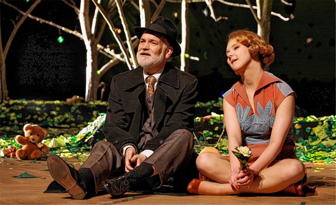 Holger Teßmann als Geheimrat Matthias Clausen und Christine Schaller als Inken Peters stoßen auf enormen Widerstand in Clausens Familie.