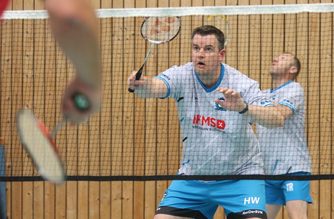 Holger Weiss, langjähriger Vorsitzender des Badmintonvereins Mühlacker, bestreitet sein letztes Spiel für die aktive Mannschaft gemeinsam mit Thomas Raatz. Foto: privat