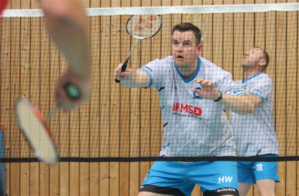 Holger Weiss, langjähriger Vorsitzender des Badmintonvereins Mühlacker, bestreitet sein letztes Spiel für die aktive Mannschaft gemeinsam mit Thomas Raatz. Foto: privat