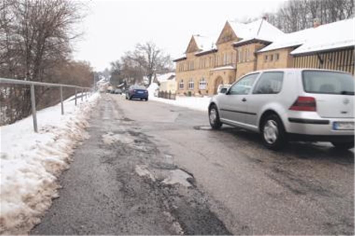 Holperpiste: Die marode Bahnhofstraße wird in der zweiten Jahreshälfte saniert. Auf die Anlieger kommen Erschließungskosten zu. Foto: Disselhoff