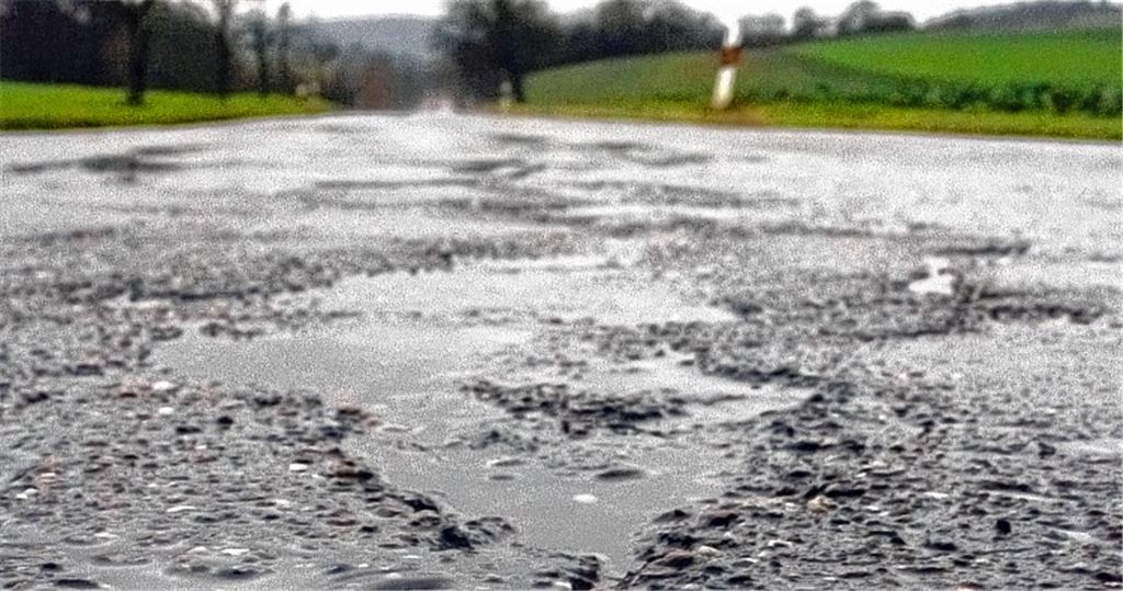 Holprige Fahrbahn: Landesstraße als Flickenteppich.