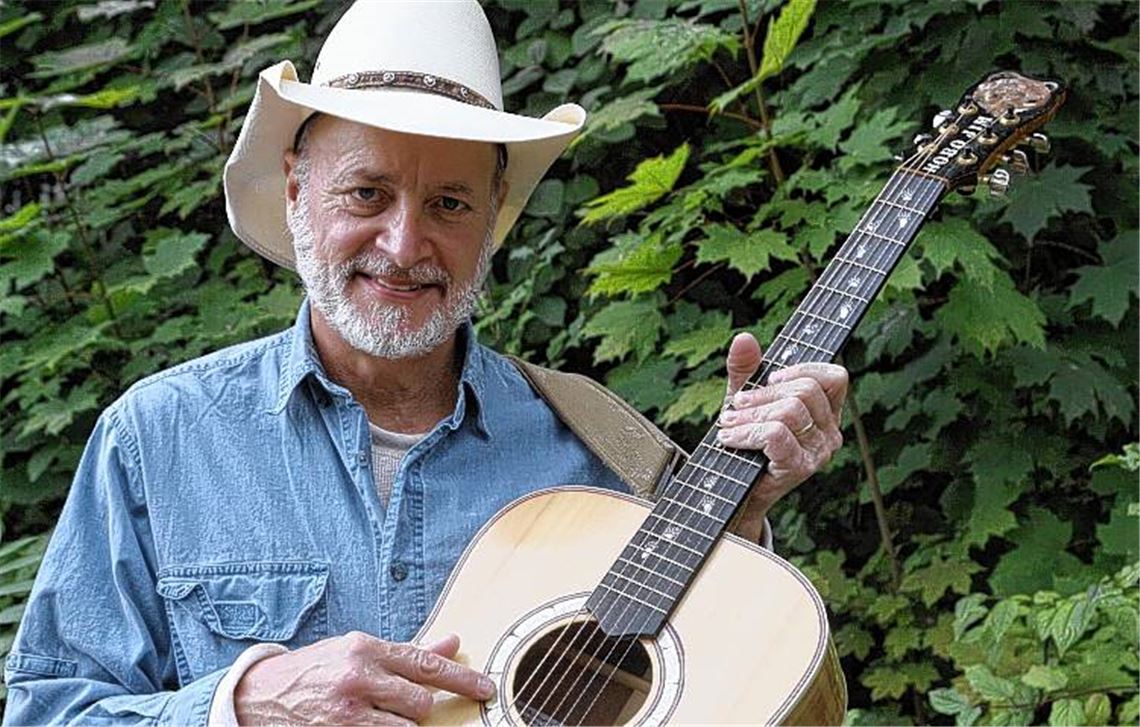 Holz aus Alaska-Bäumen und Einlegearbeiten aus Walross-Elfenbein: Hobo Jims Gitarre unterstützt den Sänger im Bestreben, die Natur seiner Heimat musikalisch widerzuspiegeln.