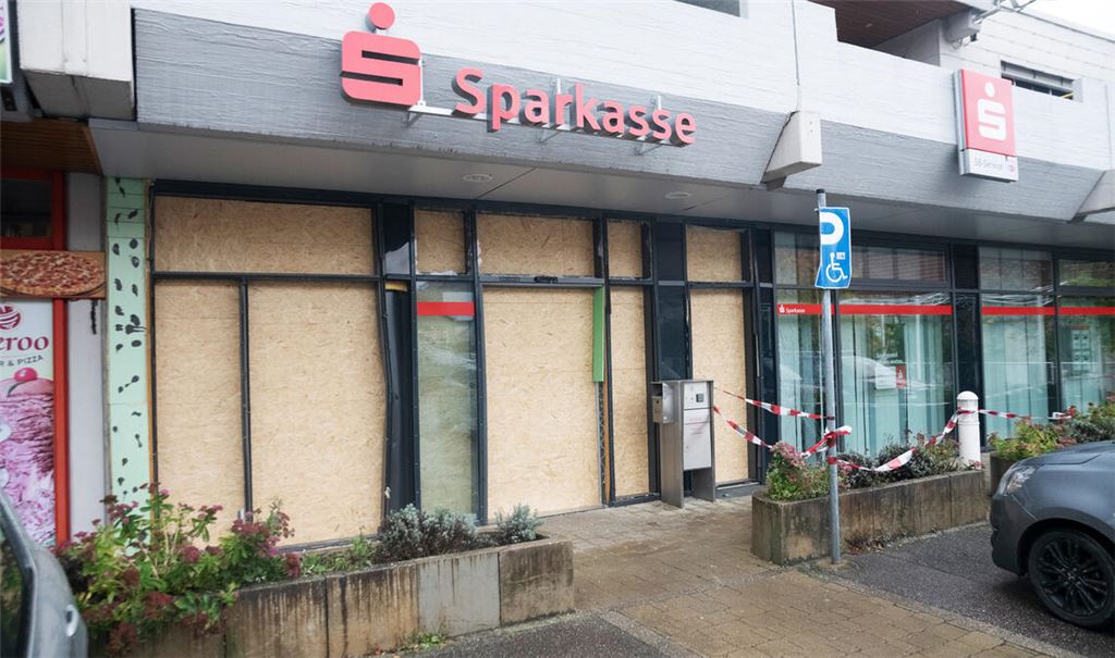 Holzplatten statt der zerstörten Scheiben: Die Geschäftsstelle könnte vorübergehend in einen Container umziehen. Foto: Fotomoment