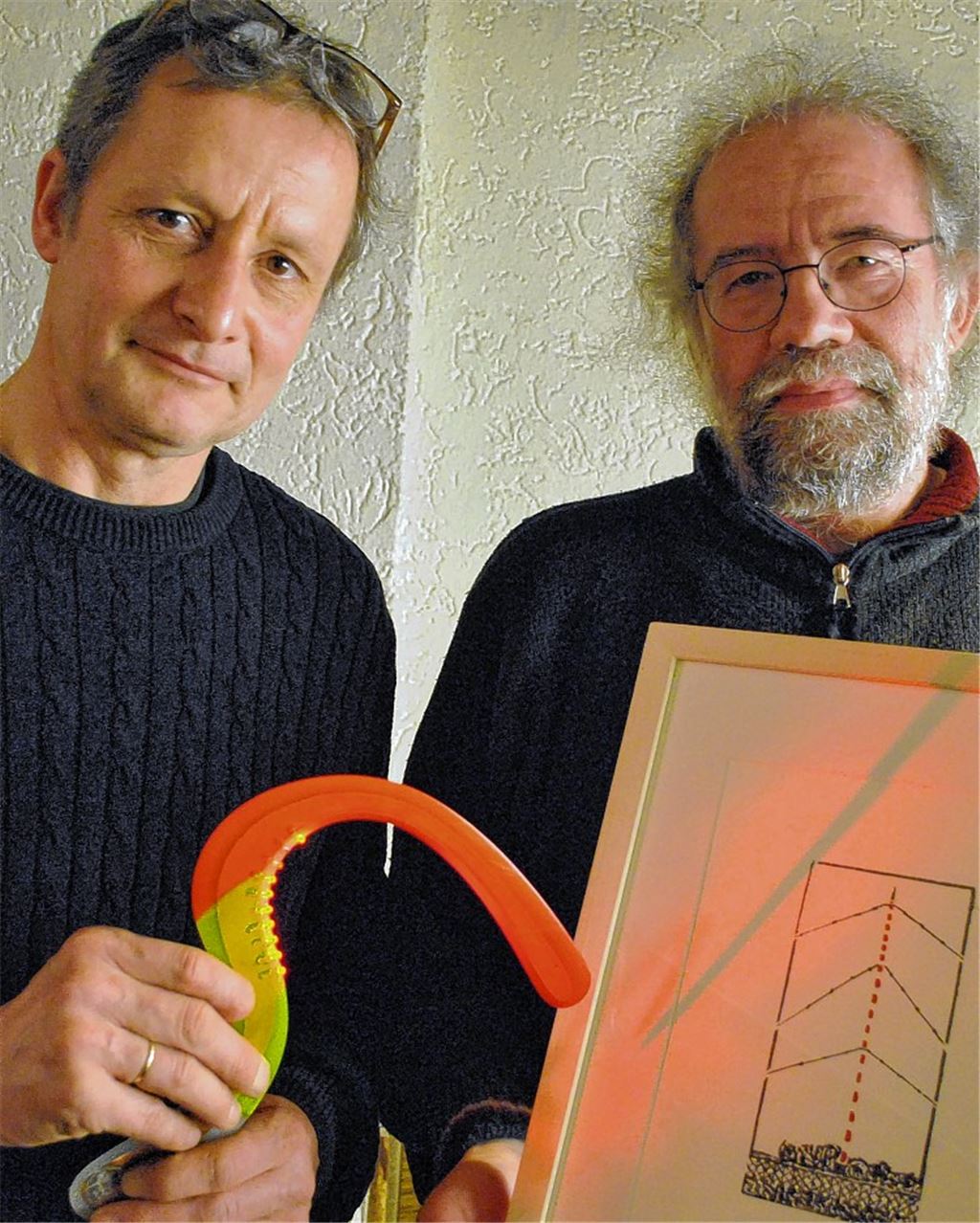 Holzschnitt und Bumerang: Uwe Kitzberger (links) und Martin Eisenhardt setzten sich für den Erhalt des Senders ein.