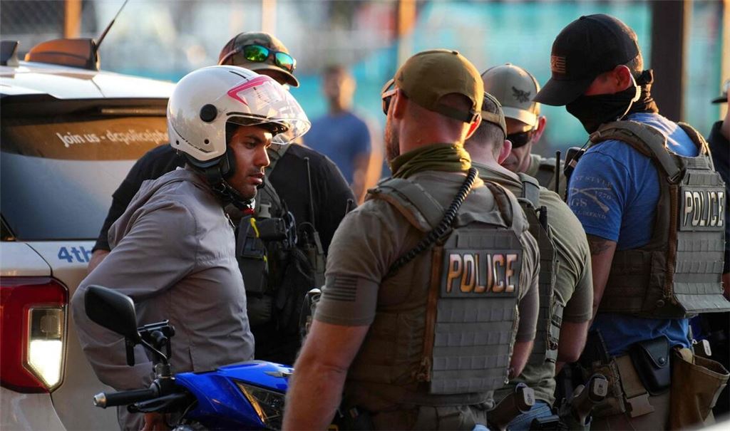 Homeland Security Beamte  überprüfen einen Mopedfahrer in Washington.