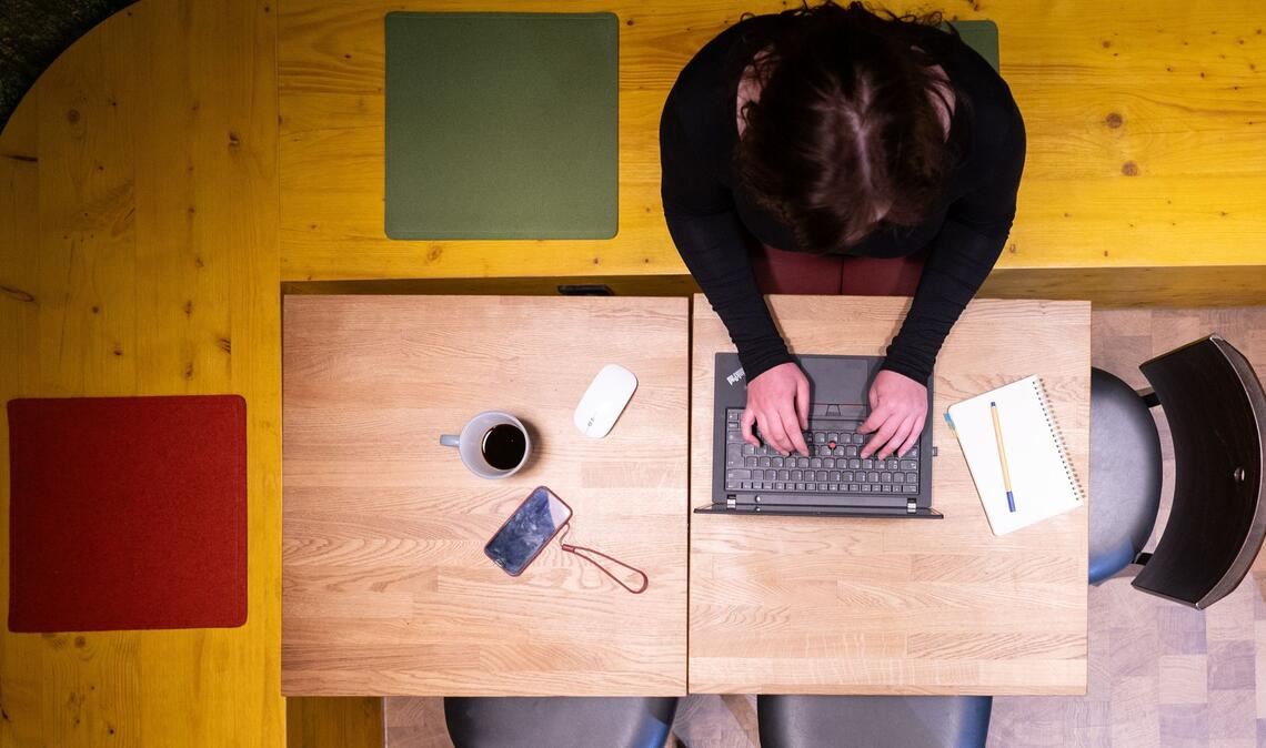 Homeoffice ist ziemlich ungleich verteilt. Einerseits, weil viele ihre Arbeit zu Hause gar nicht verrichten können. Und andererseits, weil manche regelmäßig ins Büro gehen, andere kaum noch.