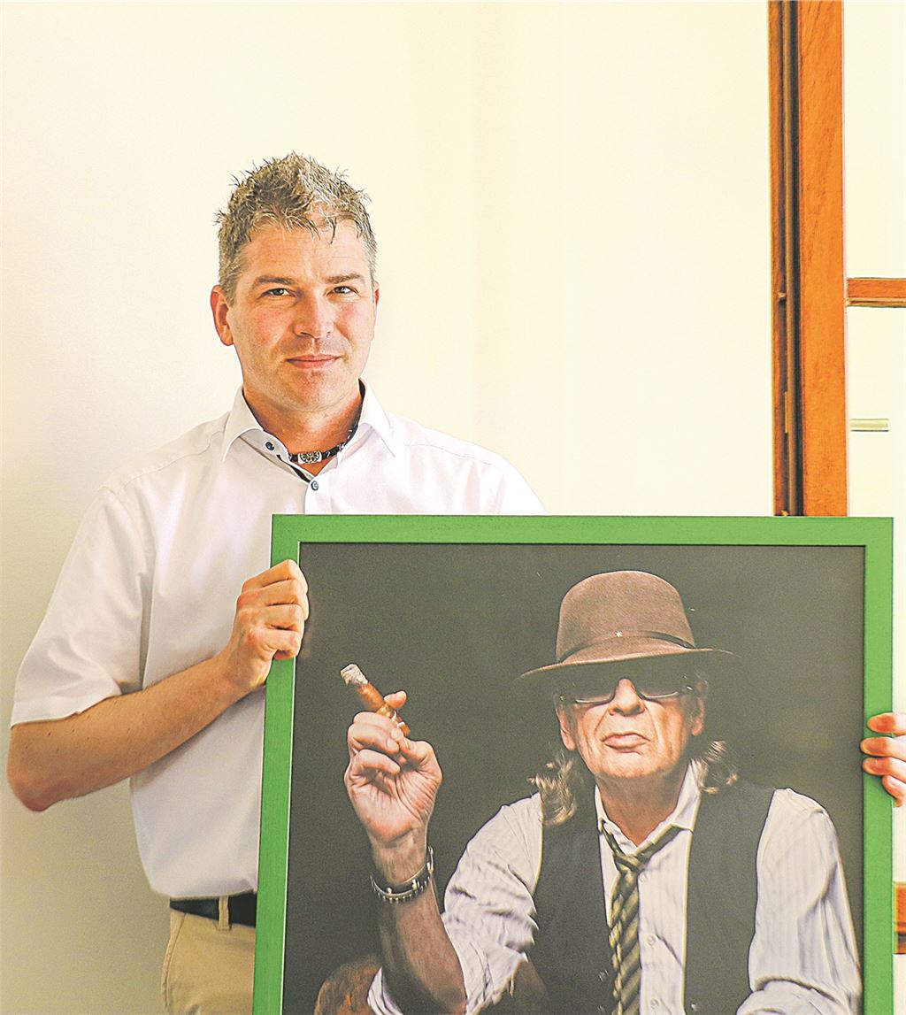 Hommage an sein„musikalisches Vorbild“ Udo Lindenberg im Bild: Der Neubeginn riecht nach frischer Wandfarbe im künftigen Büro von Matthias Enz , das neu gestrichen wurde und noch leersteht. Der Bürgermeister-Vorgänger ließ hier in seiner 40-jährigen Amtszeit regelmäßig gerne Dampf ab – der Tabakgenuss soll unter Hobbymusiker Enz jedoch Lindenberg an der Wand vorbehalten bleiben. Foto: Wewoda
