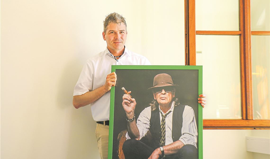 Neuer Bürgermeister: „Wir schlittern gefühlt von einer Krise in die nächste“ Hommage an sein„musikalisches Vorbild“ Udo Lindenberg im Bild: Der Neubeginn riecht nach frischer Wandfarbe im künftigen Büro von Matthias Enz , das neu gestrichen wurde und noch leersteht. Der Bürgermeister-Vorgänger ließ hier in seiner 40-jährigen Amtszeit regelmäßig gerne Dampf ab – der Tabakgenuss soll unter Hobbymusiker Enz jedoch Lindenberg an der Wand vorbehalten bleiben. Foto: Wewoda