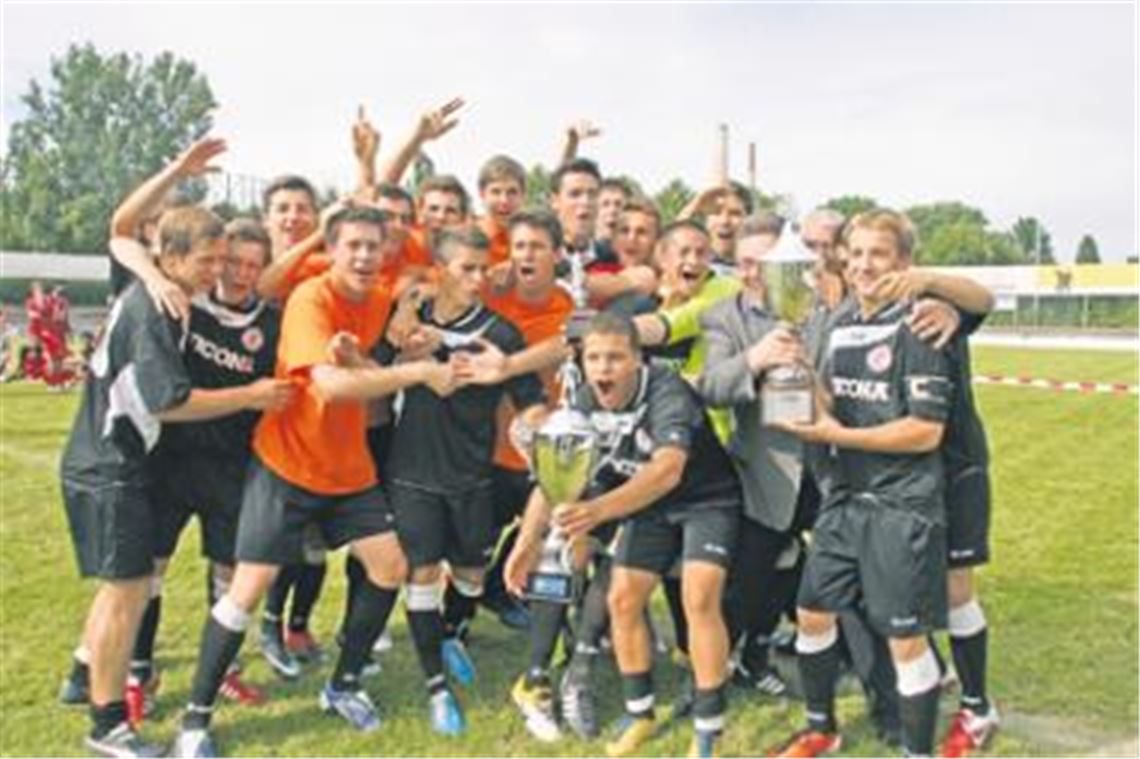 Hopp Schwiiz! Die Junioren des FC Wintherthur herzen die Trophäe des ältesten U19-Fußballturniers Europas. Foto: Bettinger