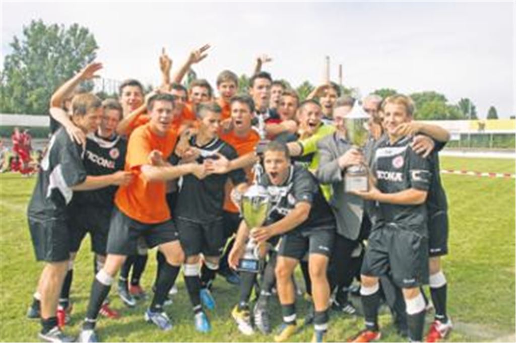 Hopp Schwiiz! Die Junioren des FC Wintherthur herzen die Trophäe des ältesten U19-Fußballturniers Europas. Foto: Bettinger