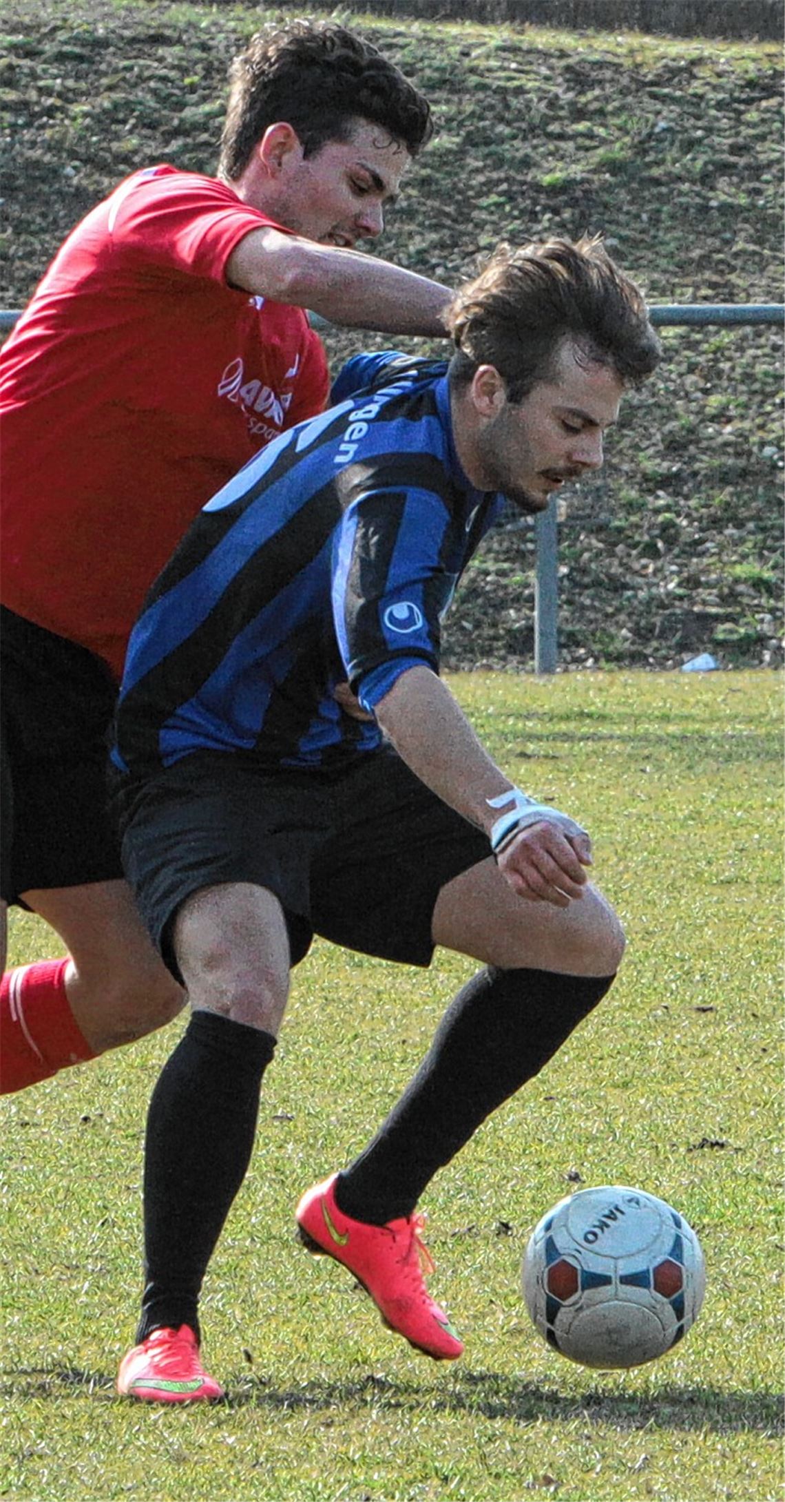 Horrheim agiert körperlich robust, Illingens Marco Klein (re,) hat in dieser Szene alle Mühe, den Ball abzuschirmen.