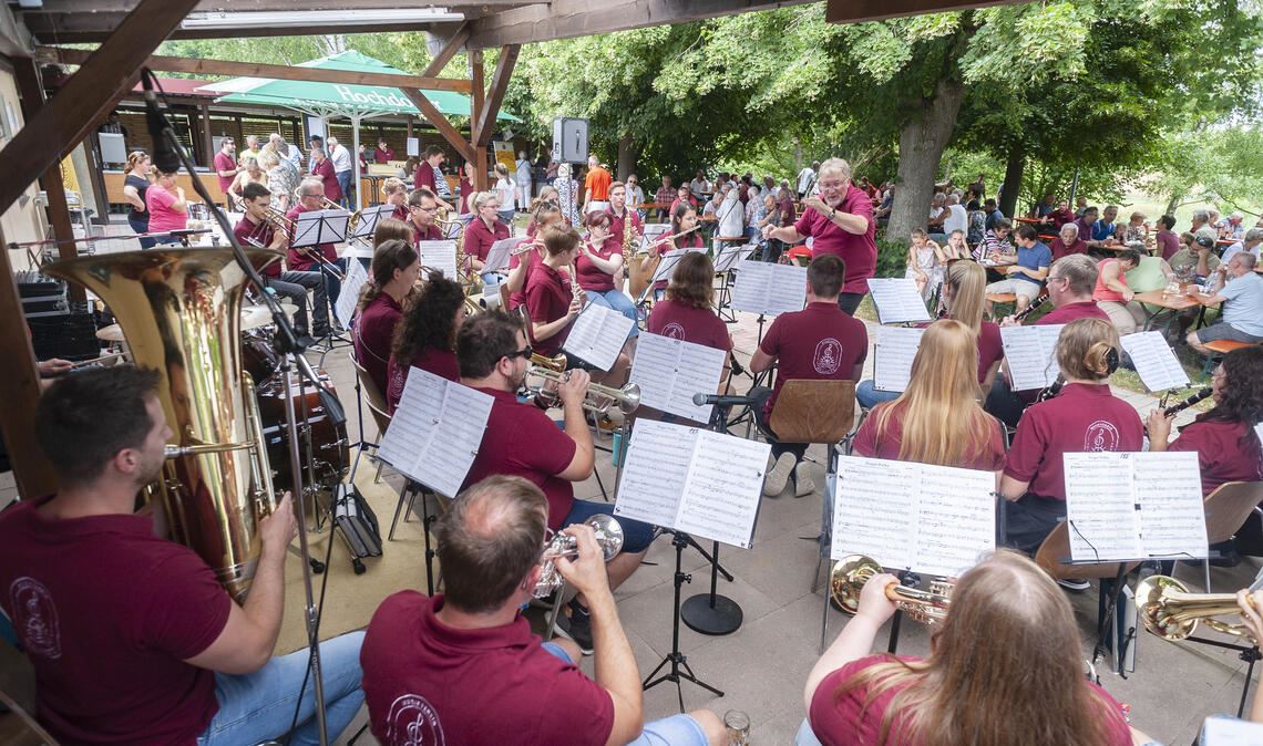 Horst Bartmann beim Sommerfest des Musikvereins 2022 – nur einer von zahllosen Einsätzen als Dirigent beim MV Mühlacker. Foto: Archiv
