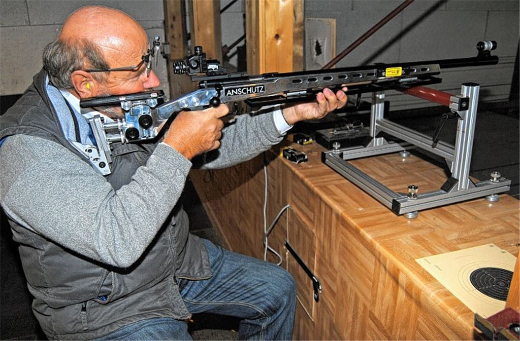 Horst Concewitz von den SpS Wiernsheim gewinnt mit dem Kleinkalibergewehr. Foto: Haller