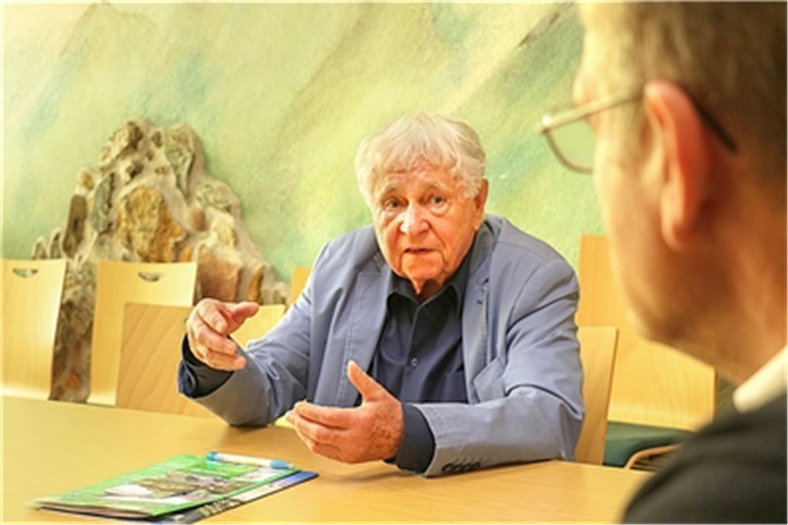 Horst Dangelmayer (oben) sagt zu zusätzlichen Verwaltungskosten durch das Bundesteilhabegesetz: „Und was haben die Behinderten davon? Nichts, Null, Null!“. Unten: Bruno Kohl im Gespräch. Fotos: Wewoda/Archiv