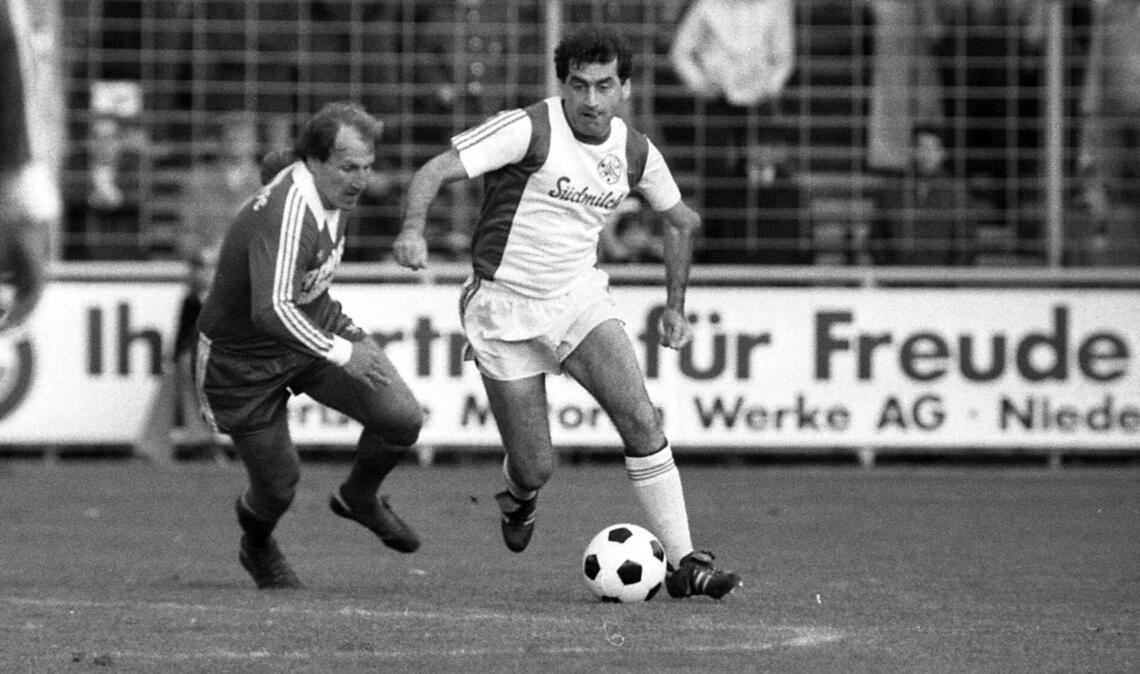 Horst Haug (re.) 1978  im Kickers-Dress gegen Buffy Ettmayer (damals Freiburger FC).