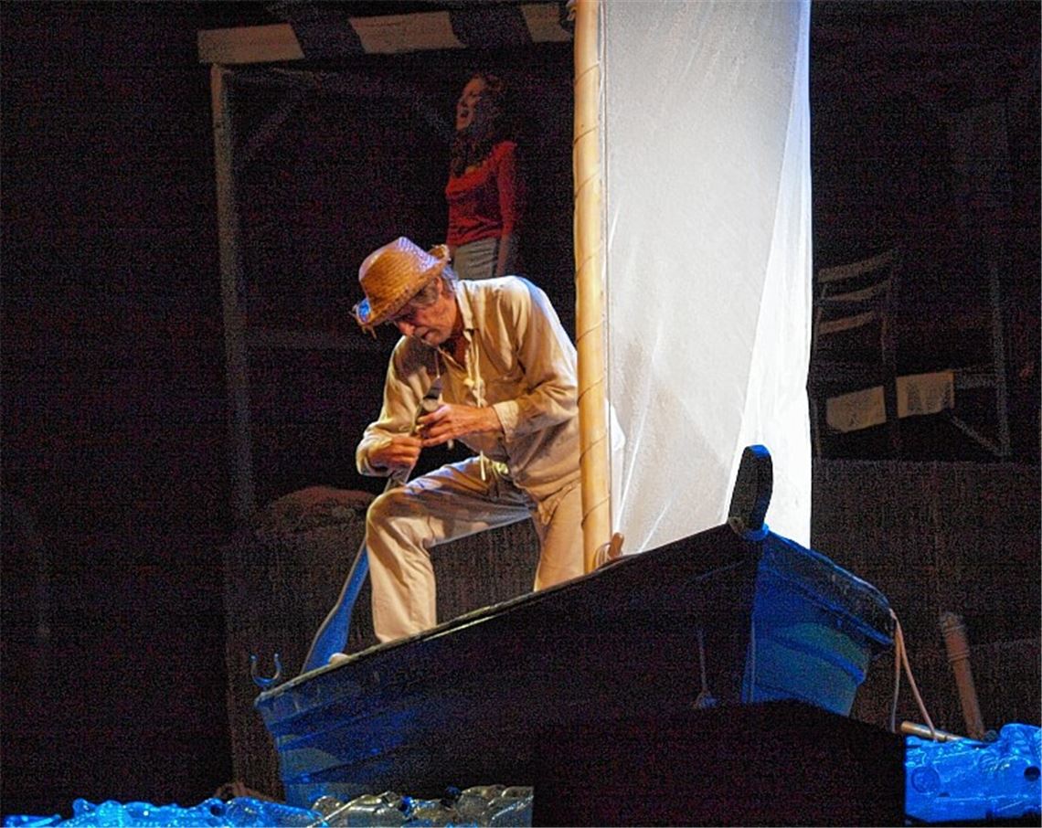 Horst Janson als „alter Mann“ auf dem Boot – dem Ort, an dem er schwere Kämpfe ausficht.