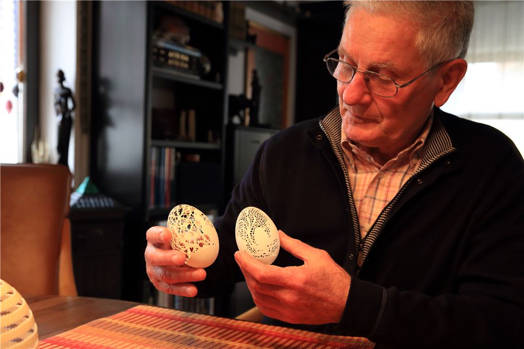 Horst Opiola zeigt zwei seiner kunstvoll bearbeiteten Ostereier. Foto: Maren Recken