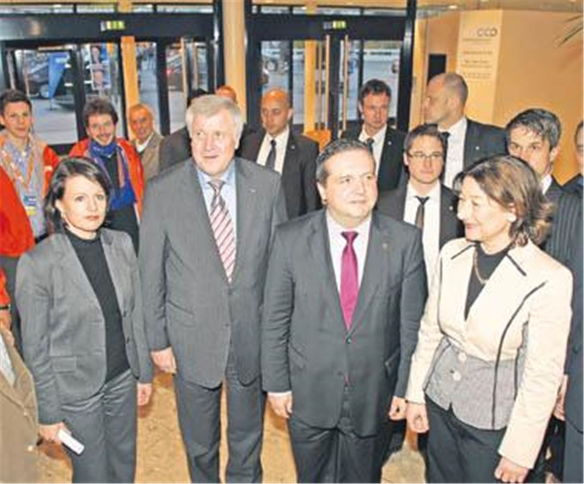 Horst Seehofer (2. v. li.) mit Ministerpräsident Stefan Mappus (2. v. re.), CDU-Enzkreis-Kandidatin Viktoria Schmid (li.) und der Pforzheimer Zweitkandidatin Dr. Marianne Engeser (re.).
Foto: Ehmann