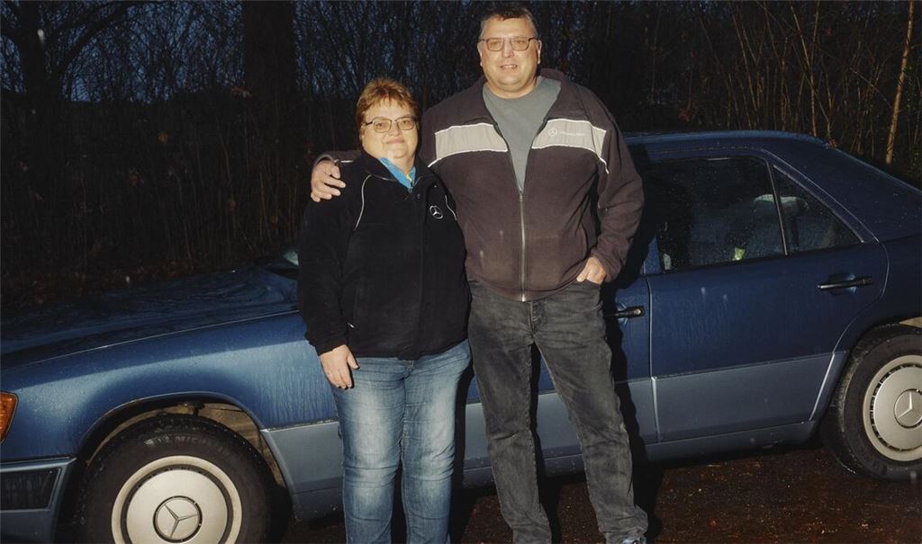 Horst und Gabi Mohr mit ihrer W124-Limousine