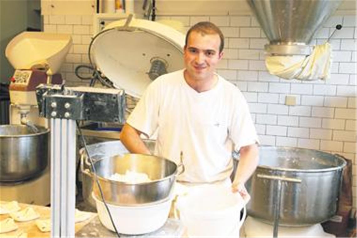 Hospitiert für zwei Wochen bei der Wiernsheimer Bäckerei Meeh: der italienische Bäcker Patrick Clot aus Pinasca. 
Foto: Franz