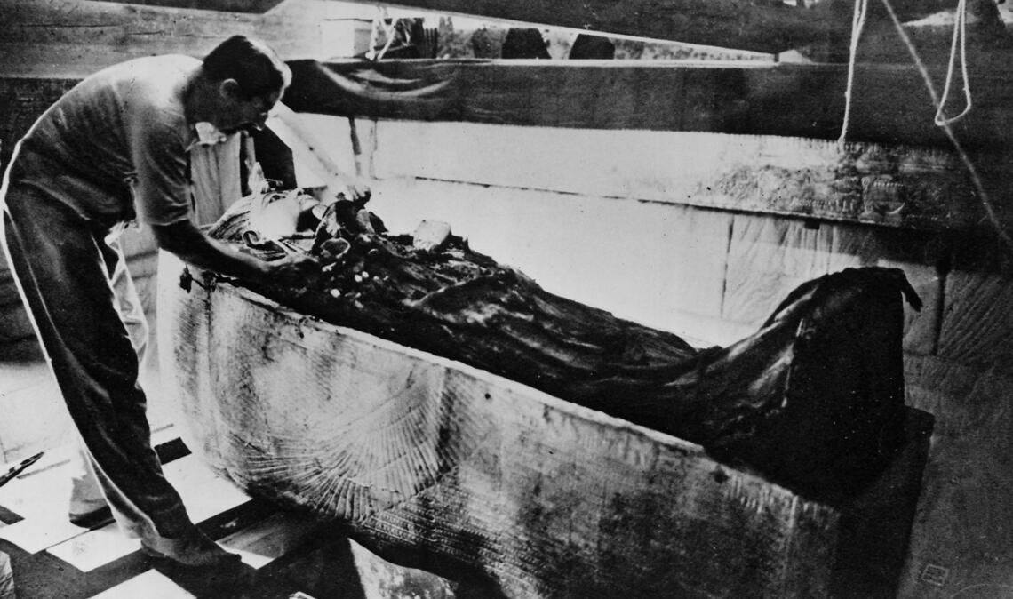 Howard Carter arbeitete als Zeichner, Übersetzer und Archäologe. Als Entdecker von Tutanchamuns Grab am 4. November 1922 ging er in die Geschichte der Archäologie ein.