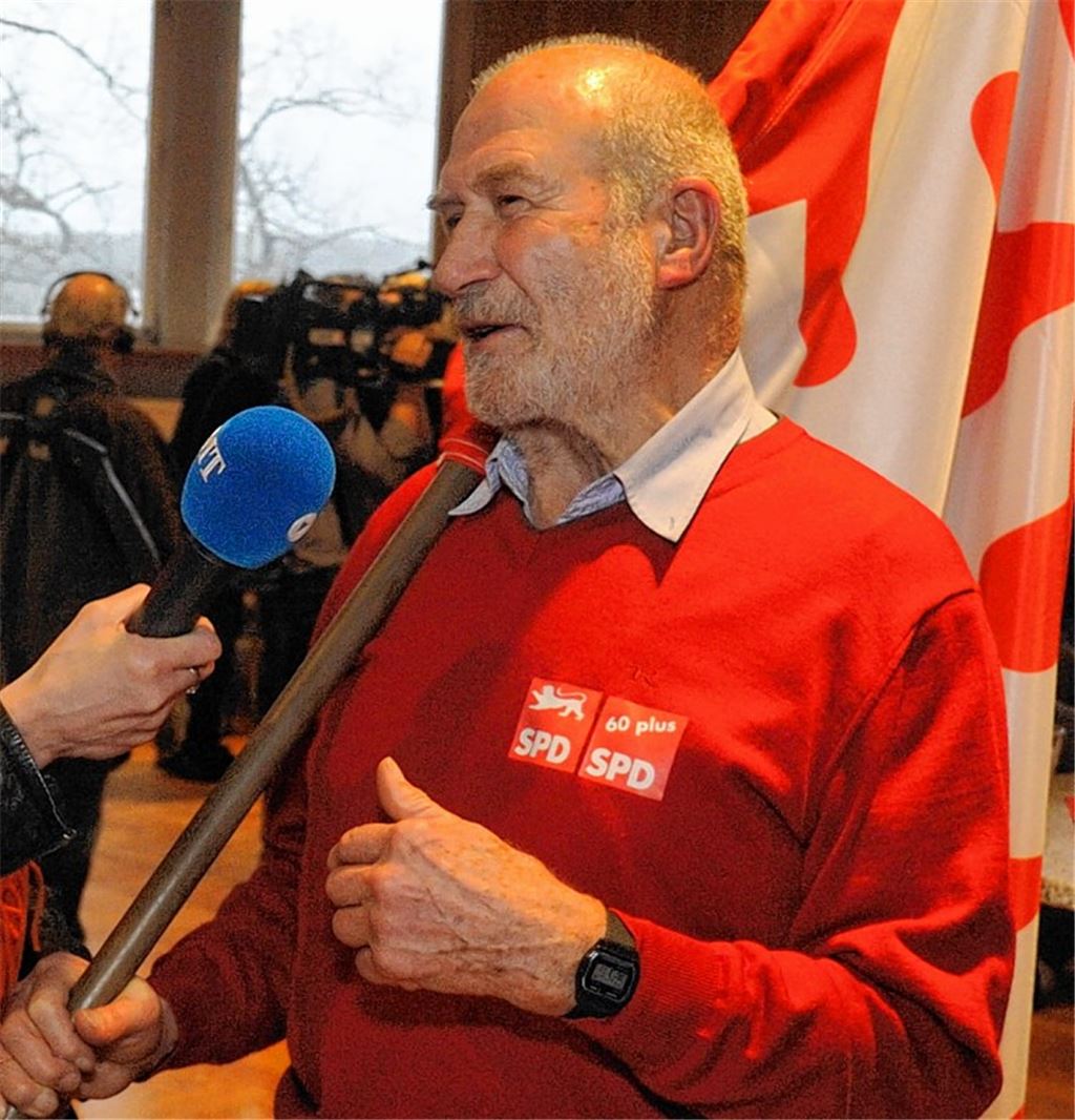 Hubert Diehm mit SPD-Fahne beim Neujahrsempfang mit Sigmar Gabriel im Uhlandbau.