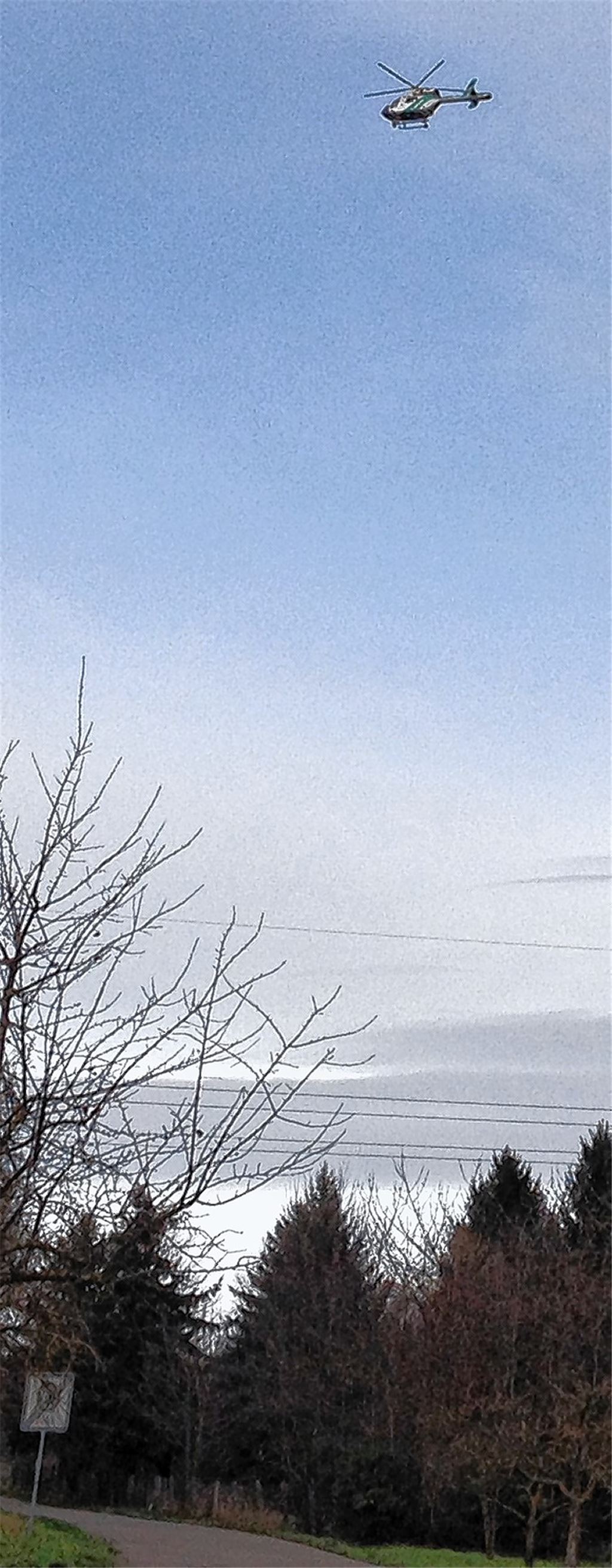 Hubschrauber kreist über Enzberg.