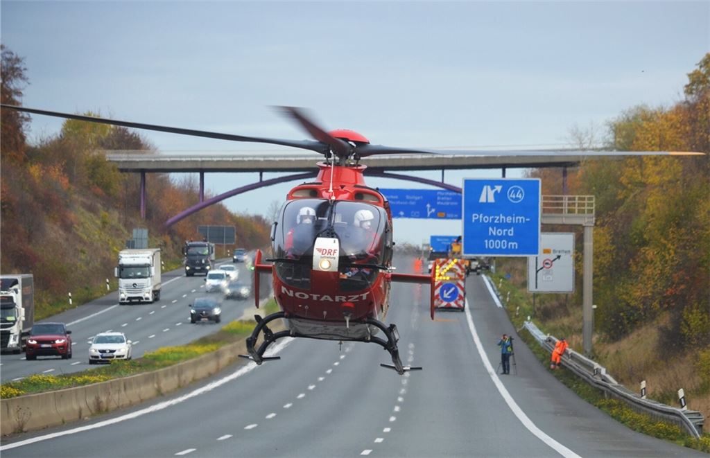 Hubschrauber landet auf A8