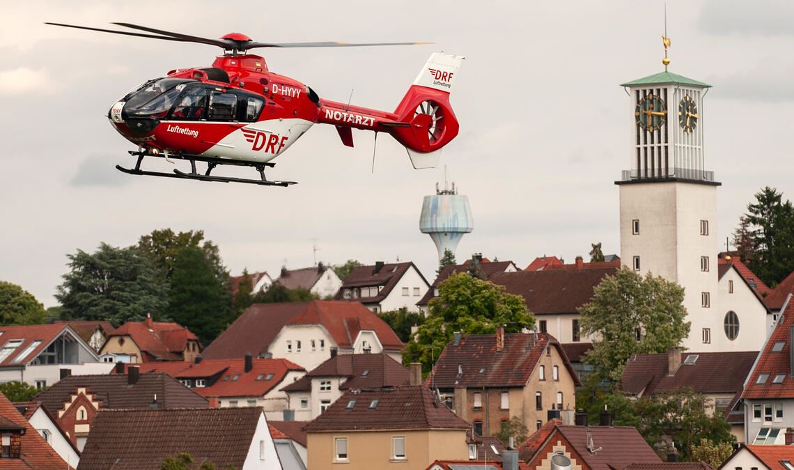 Hubschraubereinsatz erregt Aufsehen in Mühlacker Wohngebiet. Symbolfoto: Archiv/Fotomoment